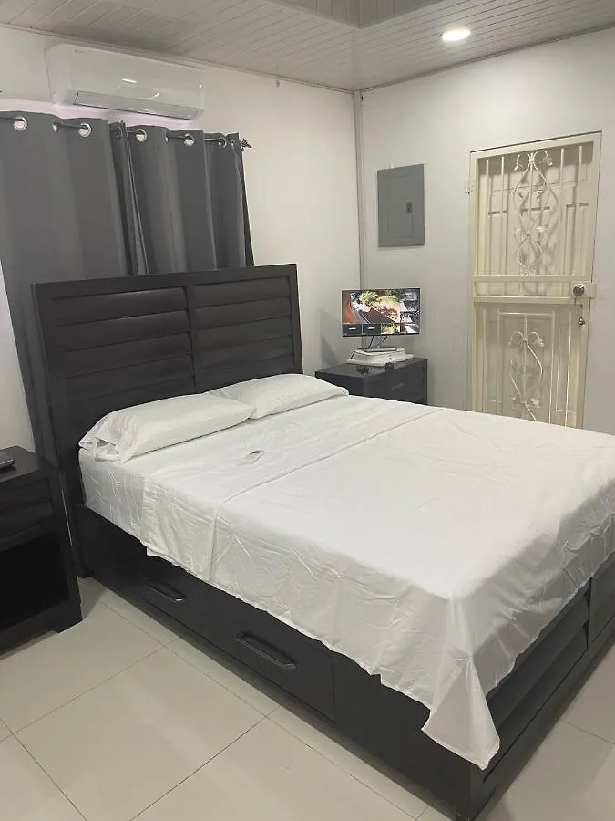 Jeanoel Chateau Cozy 2Beds 1Bath Apartment サンフェルナンド トリニダードトバゴ